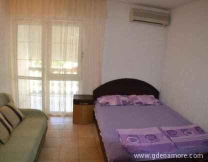 2 Lijepa stana, Stan sa balkonom I sprat, privatni smeštaj u mestu Sutomore, Crna Gora - Apartman Prvi sprat 3